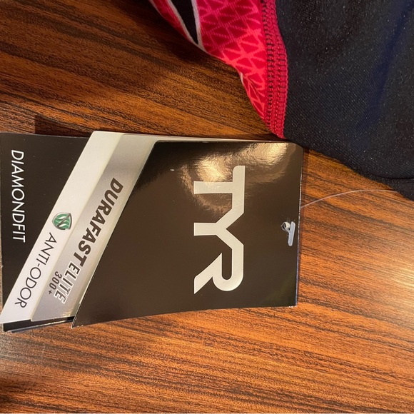 high performance bathing suit TYR never used - Picture 3 of 4